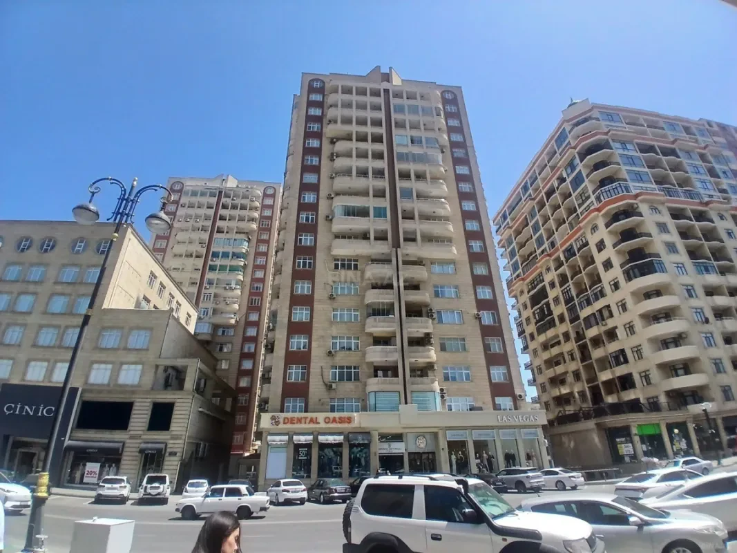 Satılır 4 otaqlı mənzil 202 m²