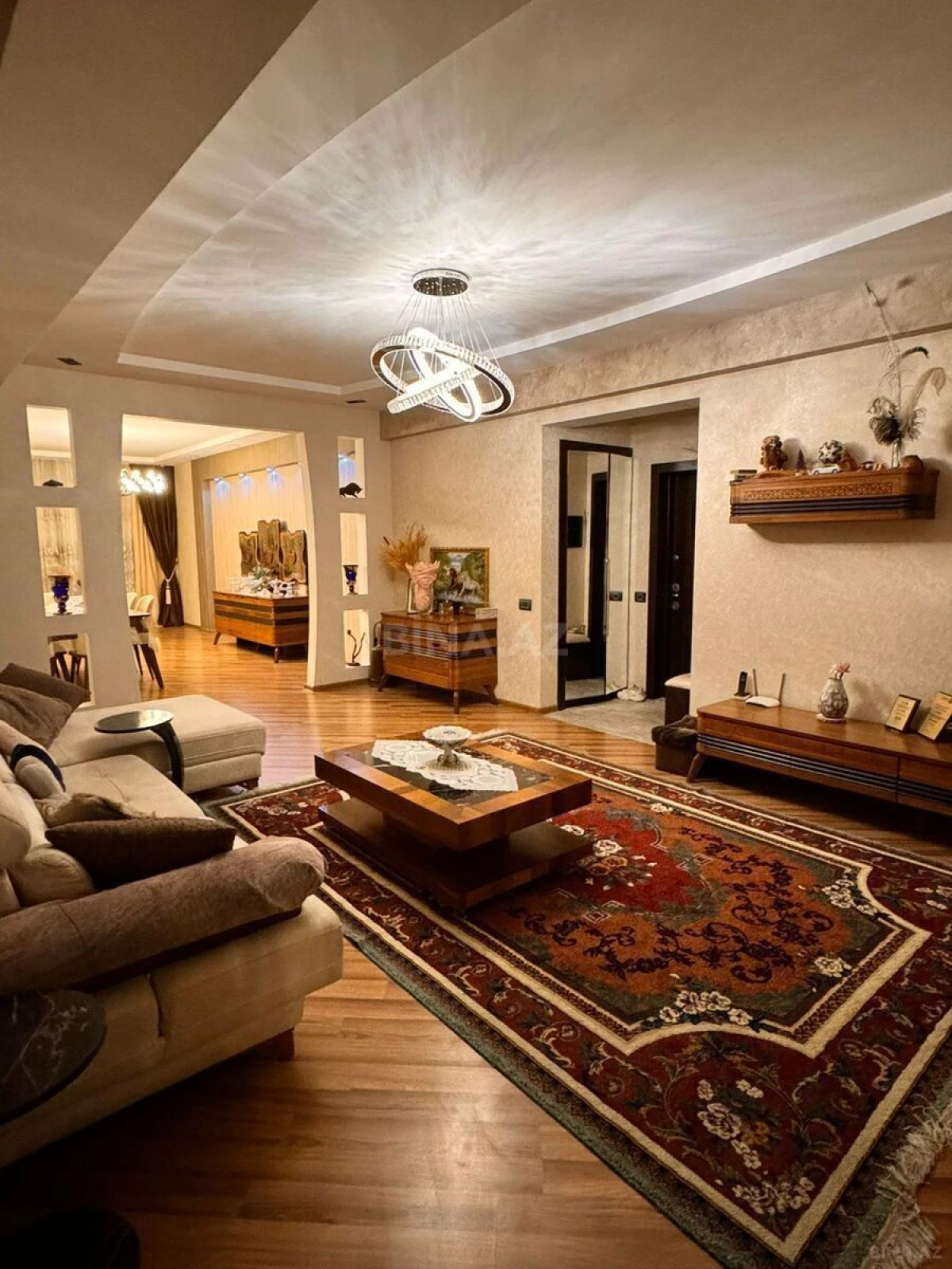 Satılır 4 otaqlı mənzil 140 m²