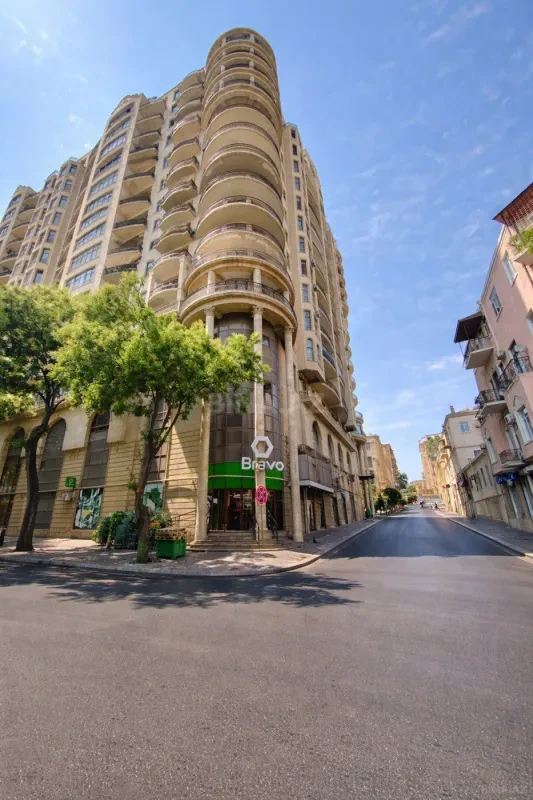 Satılır 3 otaqlı mənzil 230 m²