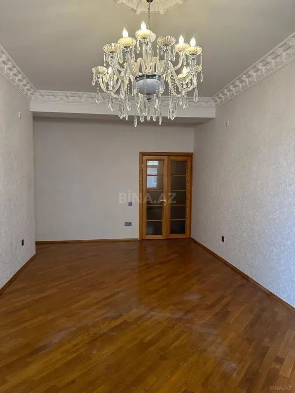 Satılır 4 otaqlı mənzil 125 m²