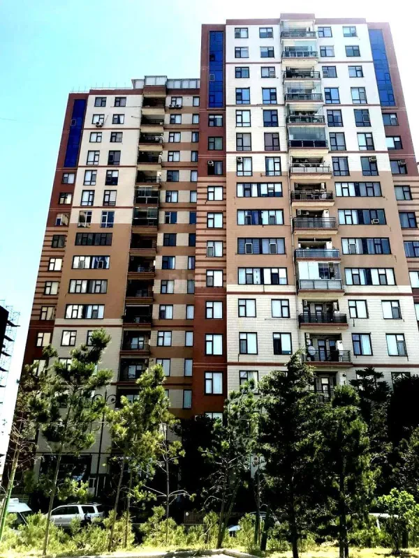 Satılır 4 otaqlı mənzil 181 m²