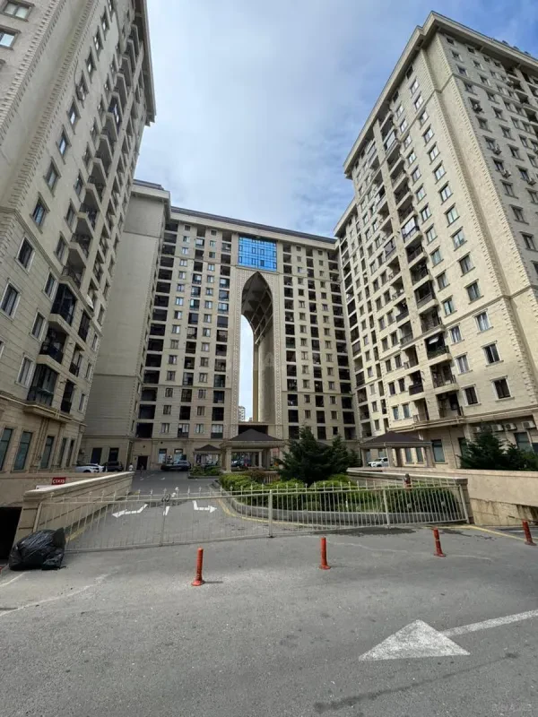 Satılır 6 otaqlı mənzil 326.5 m²