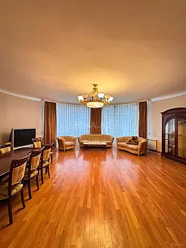 Satılır 4 otaqlı mənzil 230 m² — Bakı 4 otaq 230.00 m²