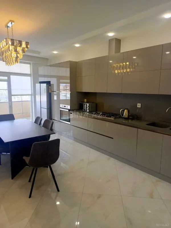 Kirayə verilir 4 otaqlı mənzil 210 m²