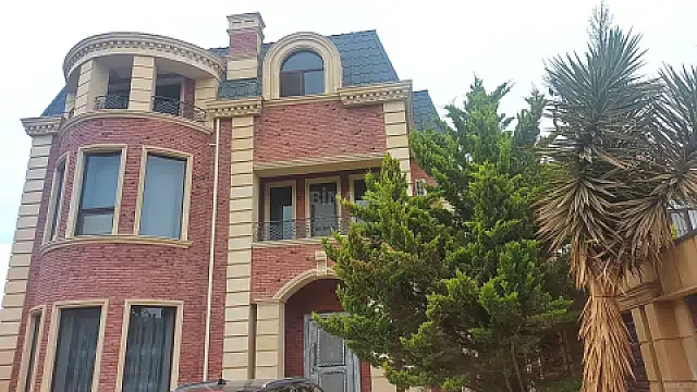 Satılır 5 otaqlı həyət evi 360 m² — Xırdalan 5 otaq 360.00 m²