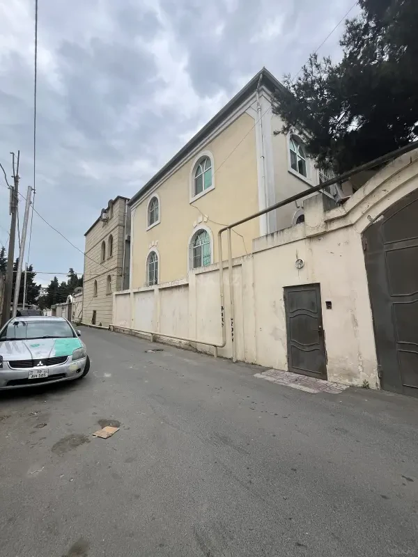 Satılır 8 otaqlı həyət evi 750 m²