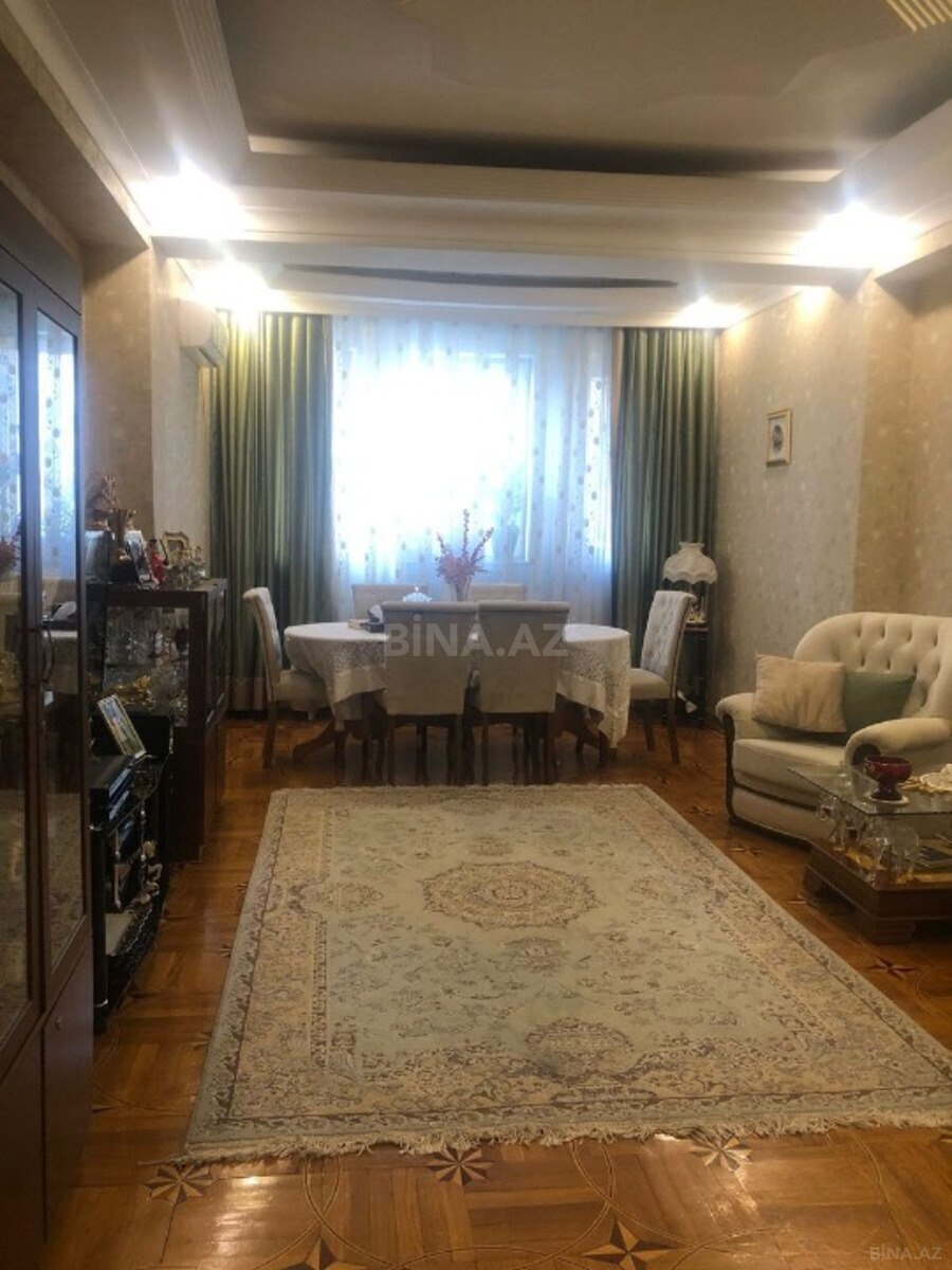 Satılır 3 otaqlı mənzil 130 m²
