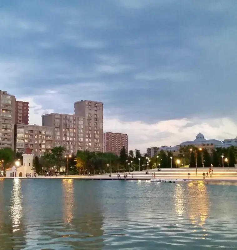 Satılır 4 otaqlı mənzil 200 m²