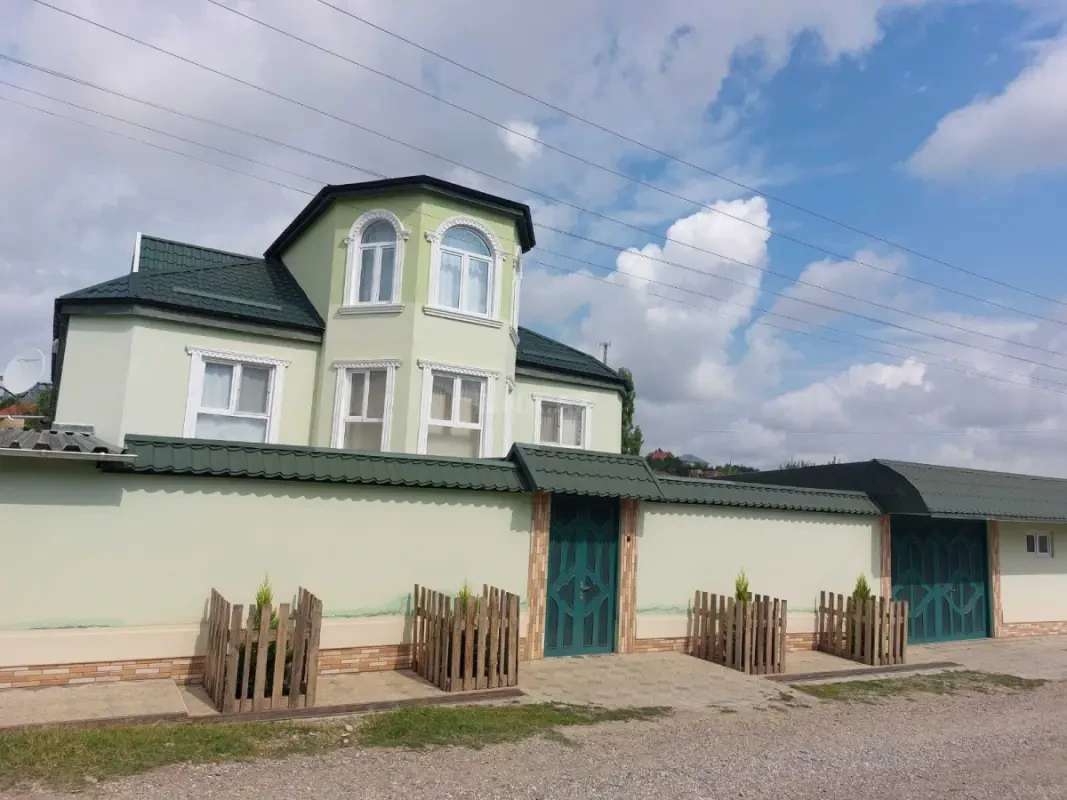 Satılır 10 otaqlı həyət evi 230 m²