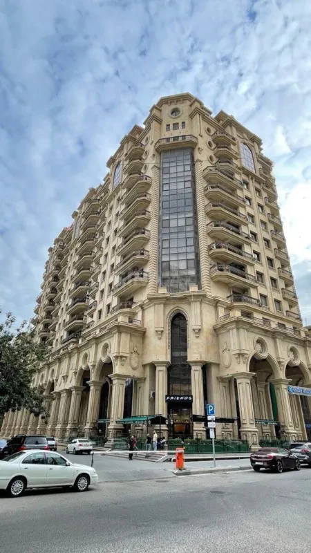 Satılır 4 otaqlı mənzil 240 m²