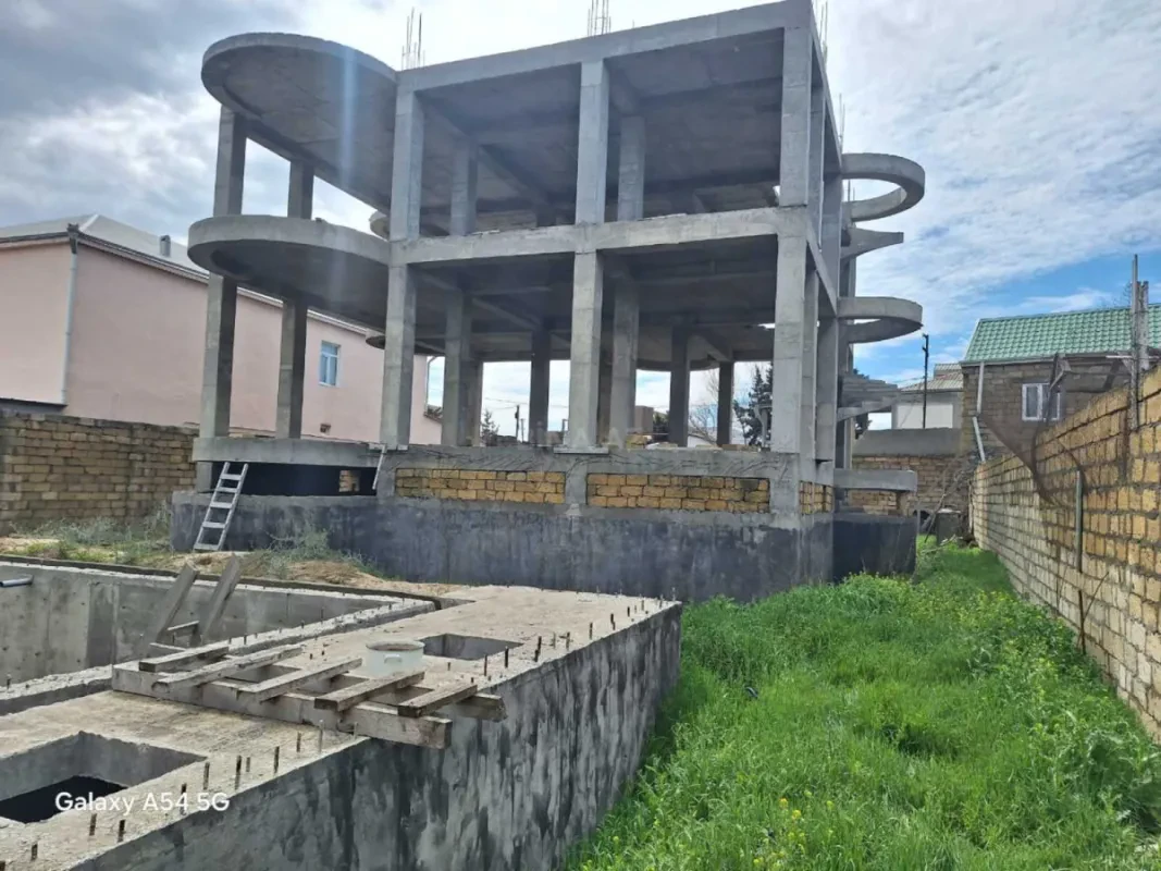 Satılır 8 otaqlı həyət evi 500 m²