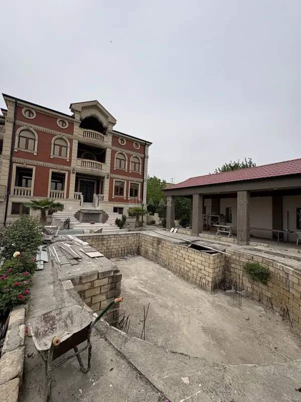 Satılır 8 otaqlı həyət evi 900 m²
