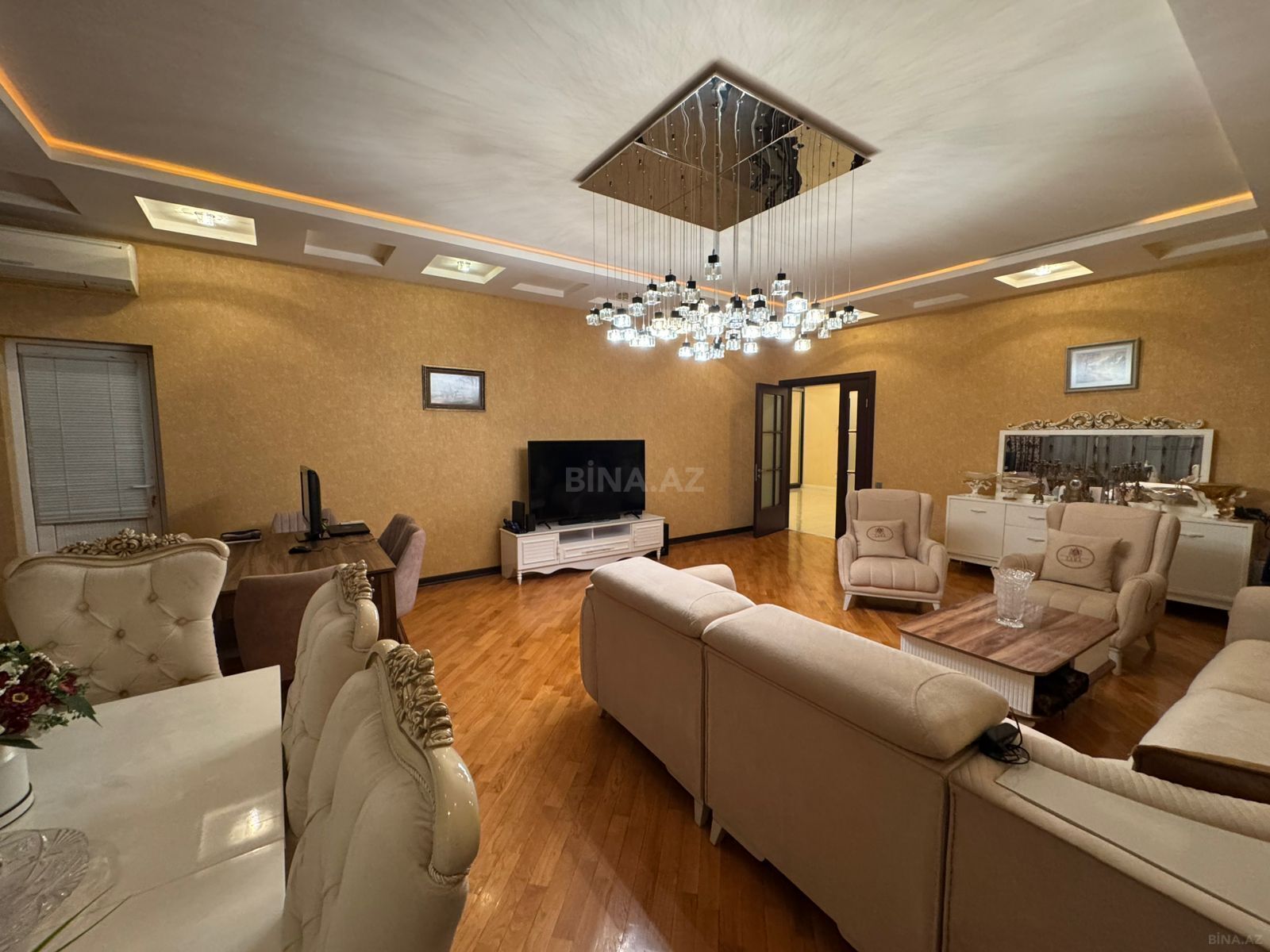 Satılır 4 otaqlı mənzil 200 m²