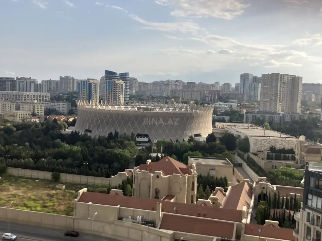 Satılır 3 otaqlı mənzil 132 m²