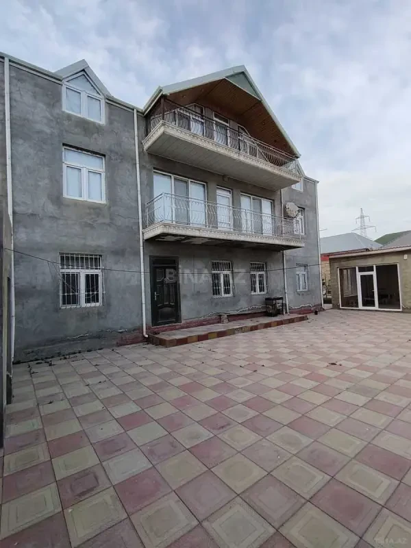 Satılır 9 otaqlı həyət evi 450 m²
