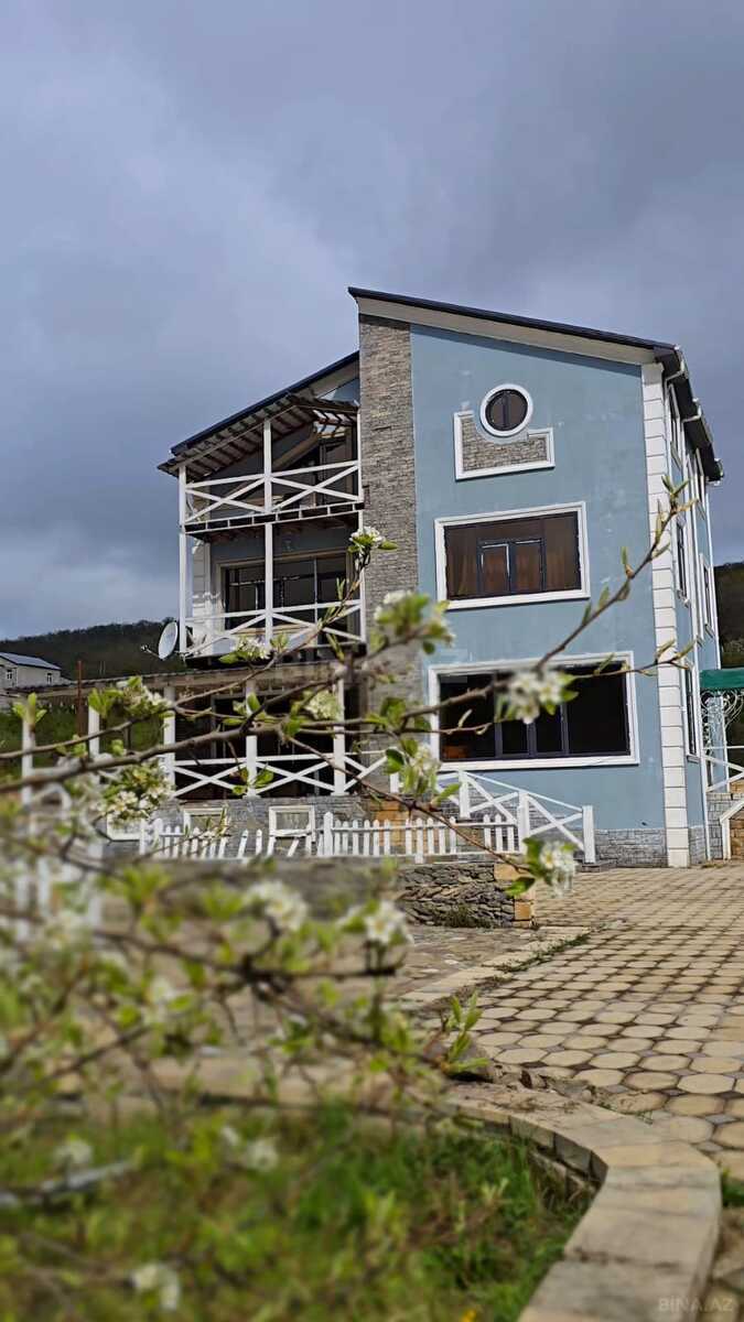 Satılır 5 otaqlı həyət evi 300 m²