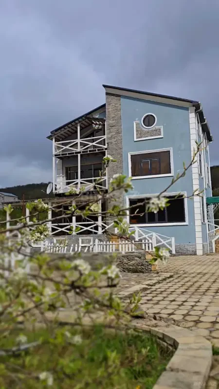 Satılır 5 otaqlı həyət evi 300 m²