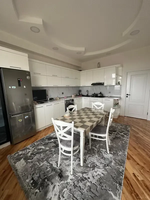 Satılır 3 otaqlı mənzil 146 m²