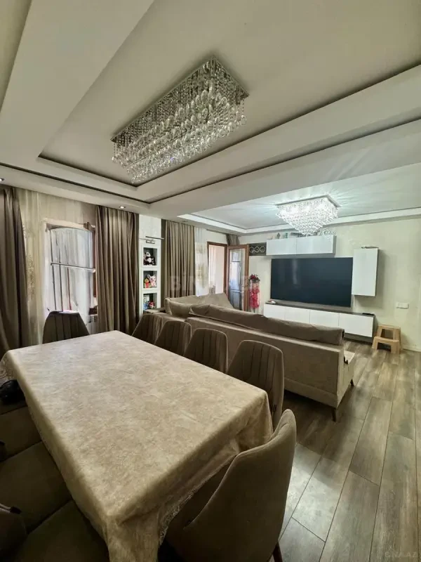 Satılır 5 otaqlı mənzil 130 m²
