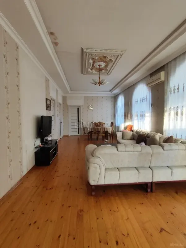 Satılır 8 otaqlı həyət evi 250 m²