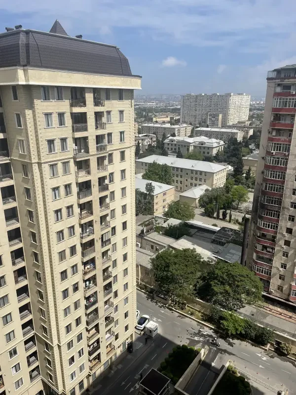 Satılır 5 otaqlı mənzil 326.5 m²