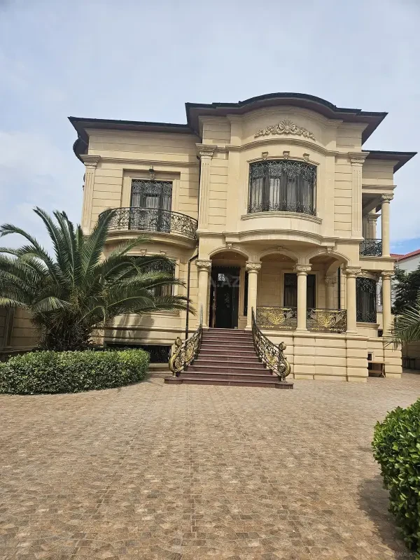 Satılır 6 otaqlı həyət evi 700 m²