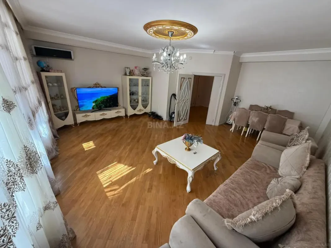 Satılır 4 otaqlı mənzil 135 m²