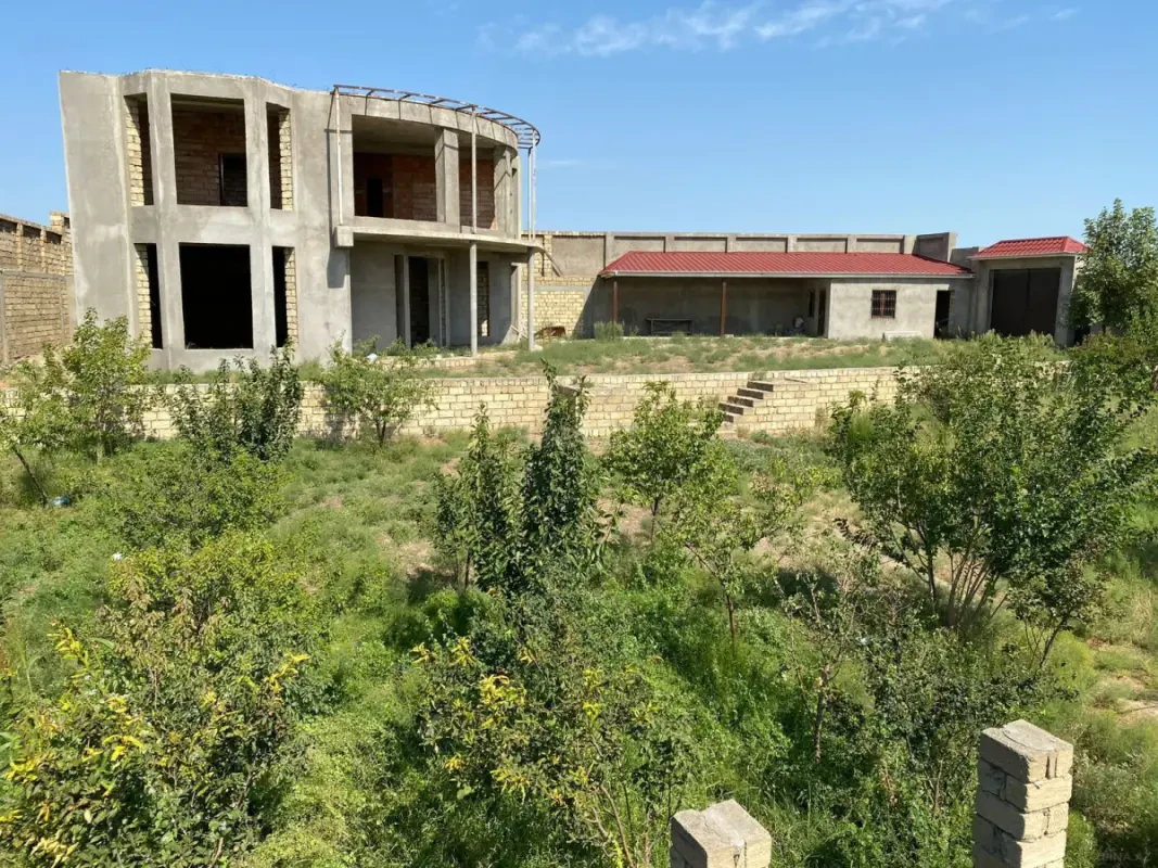 Satılır 8 otaqlı həyət evi 322 m²