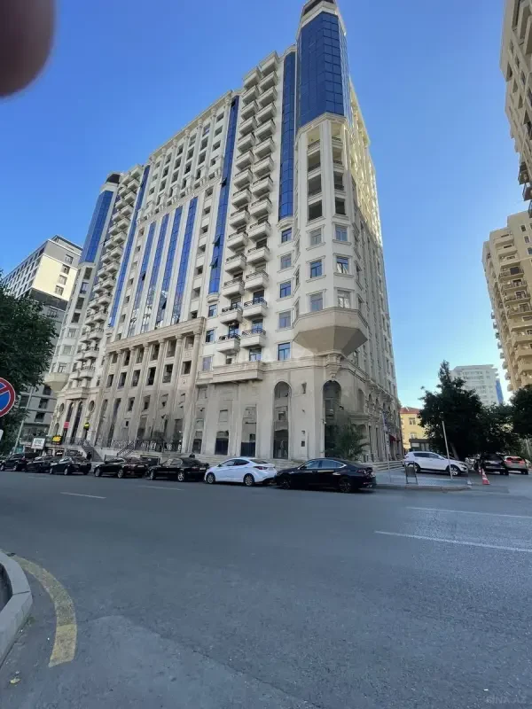 Satılır 4 otaqlı mənzil 242 m²