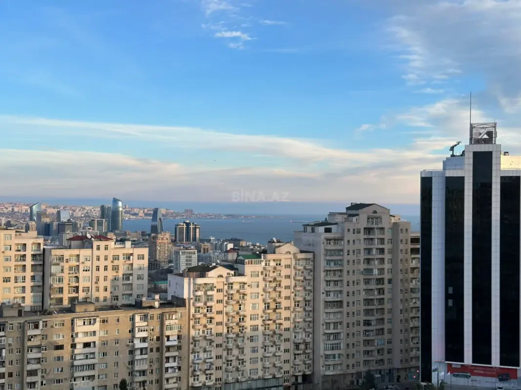 Satılır 3 otaqlı mənzil 175 m²