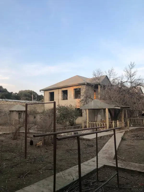 Satılır 10 otaqlı həyət evi 300 m²