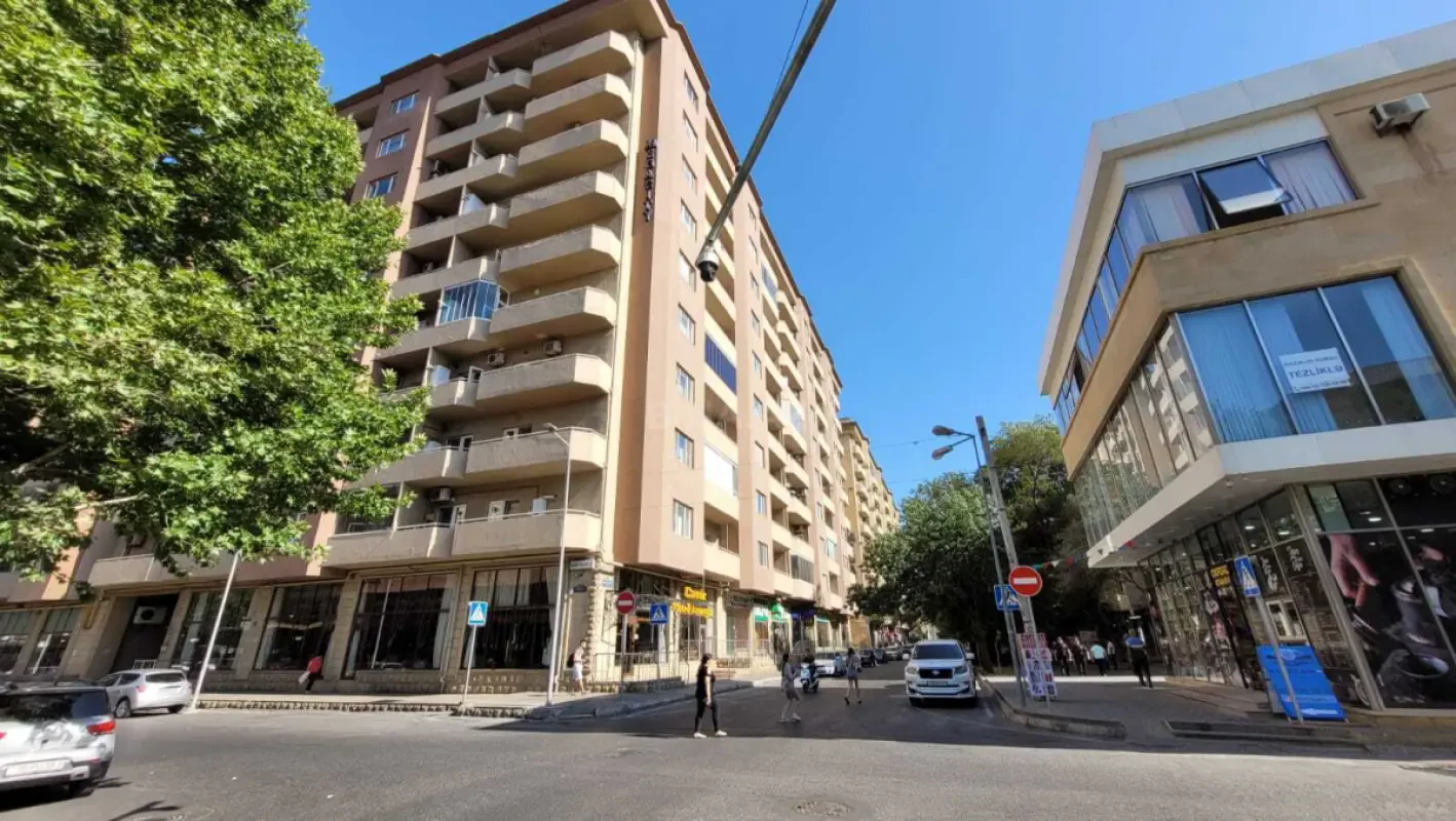 Satılır 8 otaqlı mənzil 363 m²