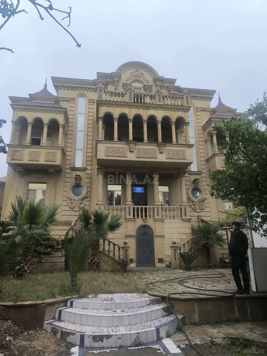 Satılır 11 otaqlı həyət evi 950 m²