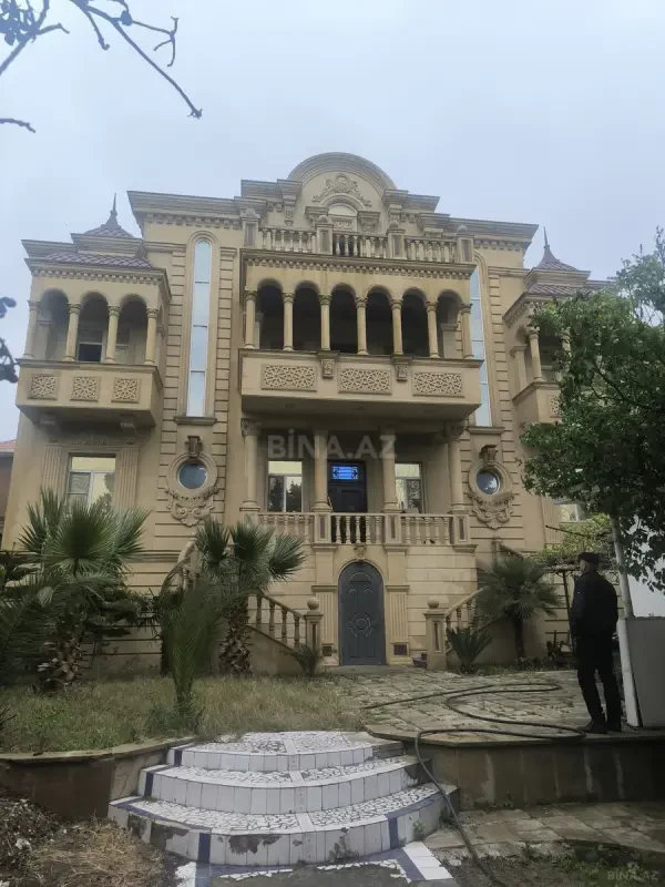 Satılır 11 otaqlı həyət evi 950 m²