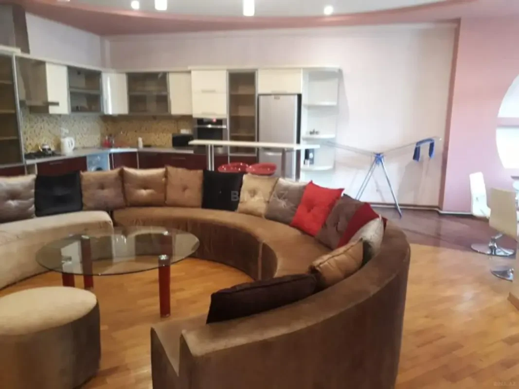Kirayə verilir 2 otaqlı mənzil 105 m²