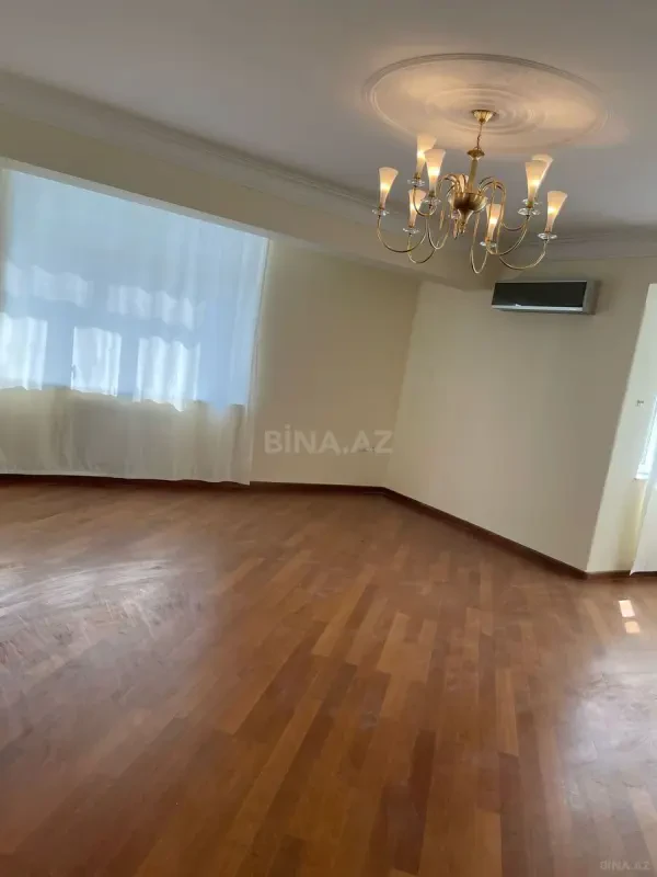 Satılır 4 otaqlı mənzil 180 m²