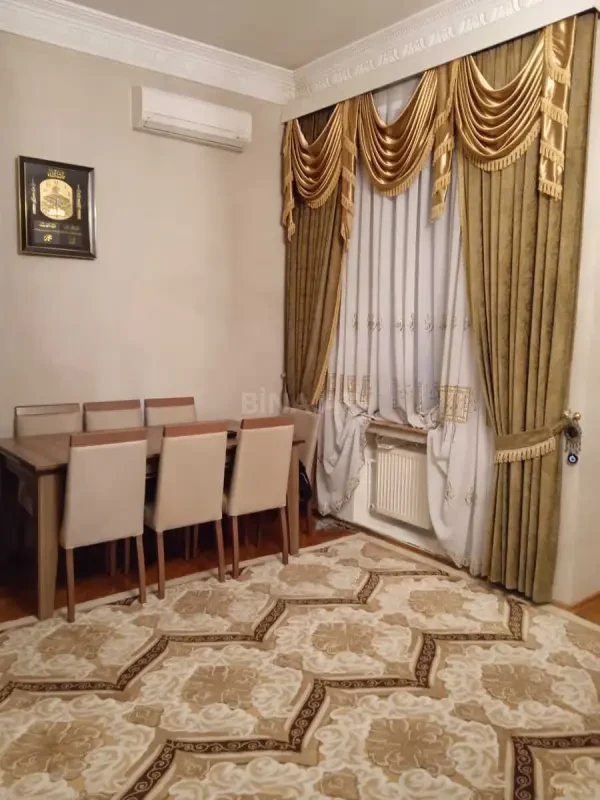 Satılır 5 otaqlı həyət evi 240 m²