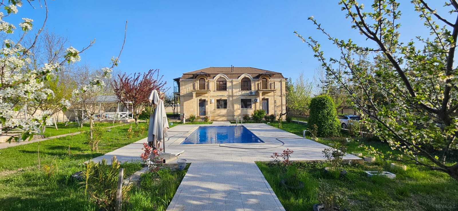 Satılır 12 otaqlı həyət evi 280 m²