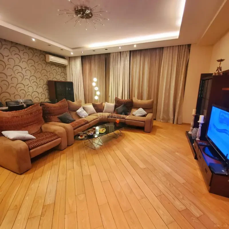 Satılır 4 otaqlı mənzil 200 m²