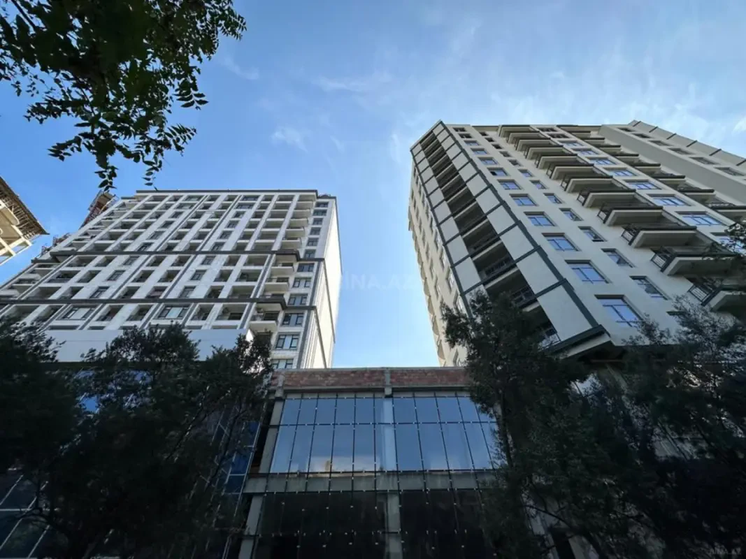 Satılır 4 otaqlı mənzil 196 m²