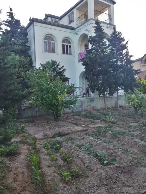 Satılır 5 otaqlı həyət evi 450 m²