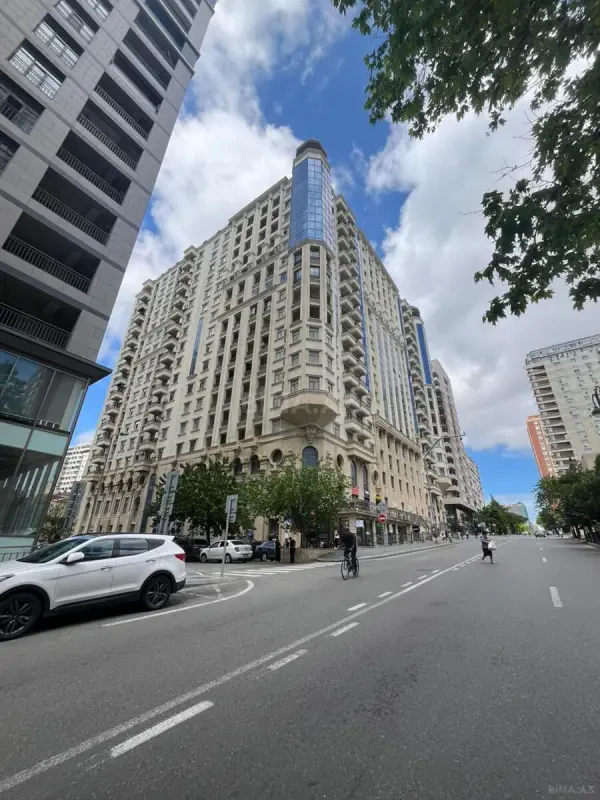 Satılır 4 otaqlı mənzil 206 m²