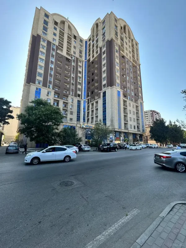 Satılır 4 otaqlı mənzil 182 m²