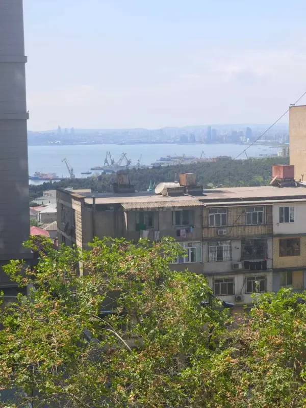 Satılır 4 otaqlı mənzil 100 m²