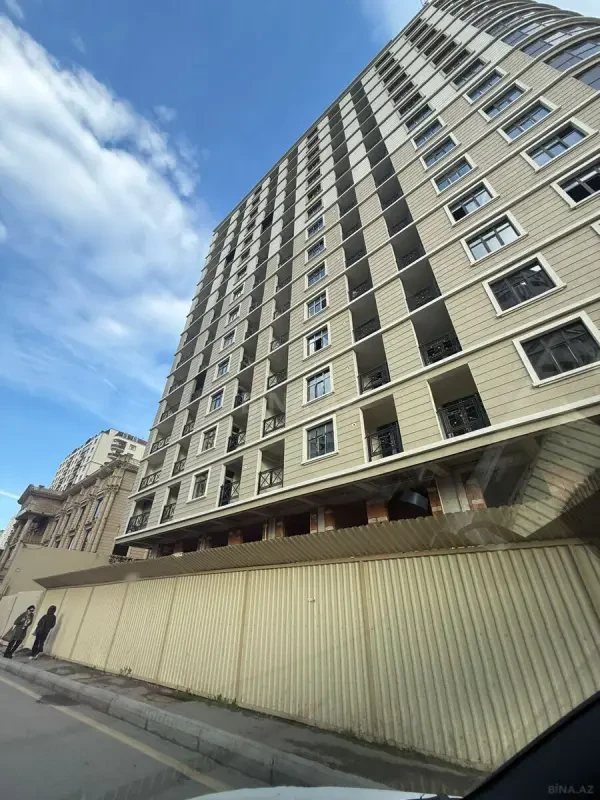 Satılır 3 otaqlı mənzil 130 m²