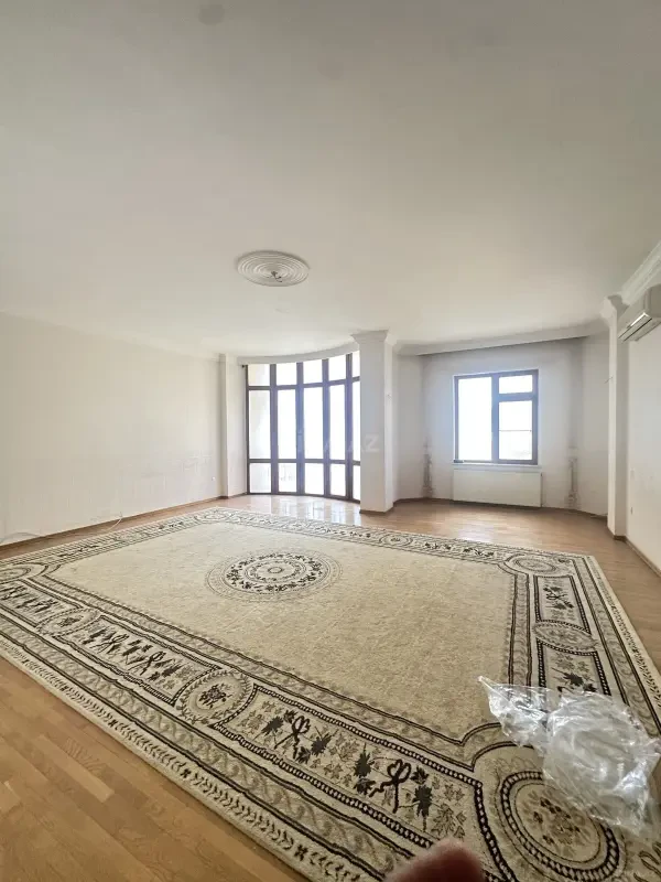 Satılır 4 otaqlı mənzil 205 m²