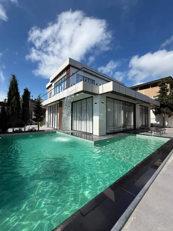 Satılır 5 otaqlı həyət evi 400 m²