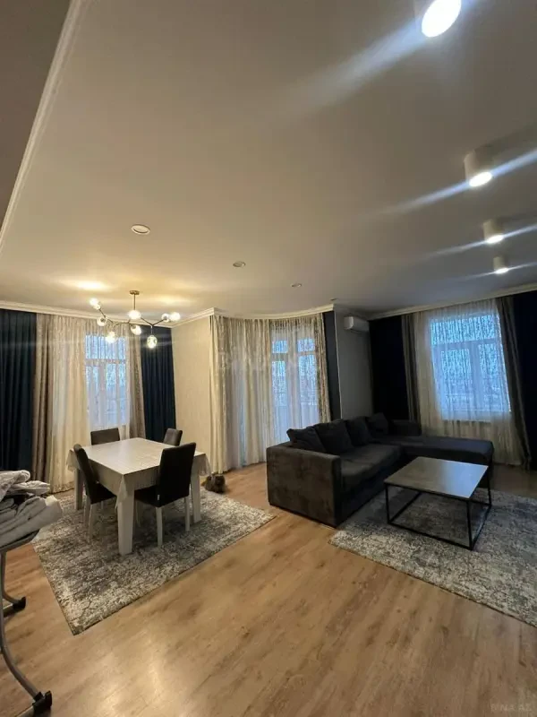 Satılır 3 otaqlı mənzil 135 m²