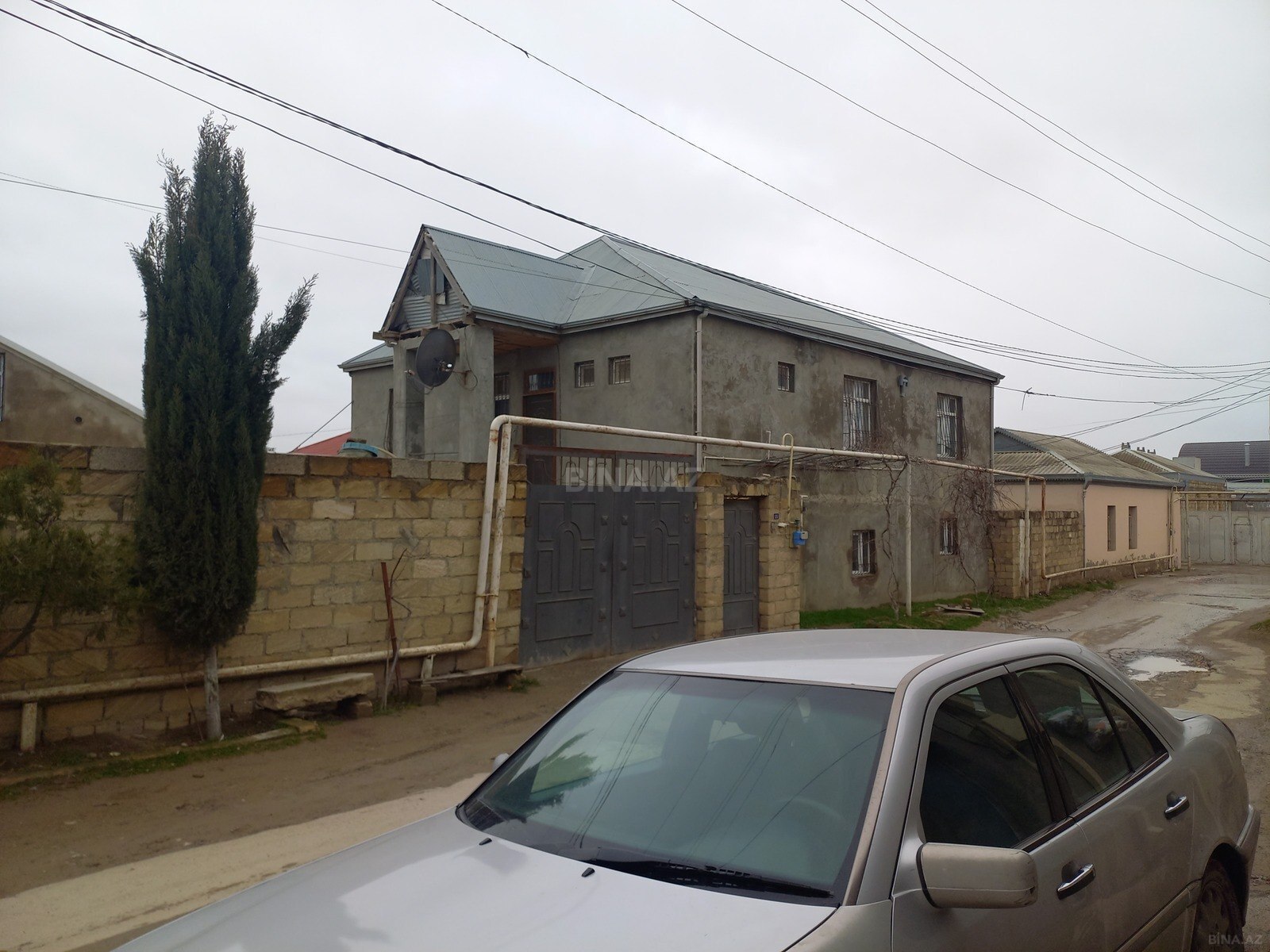 Satılır 9 otaqlı həyət evi 215 m²