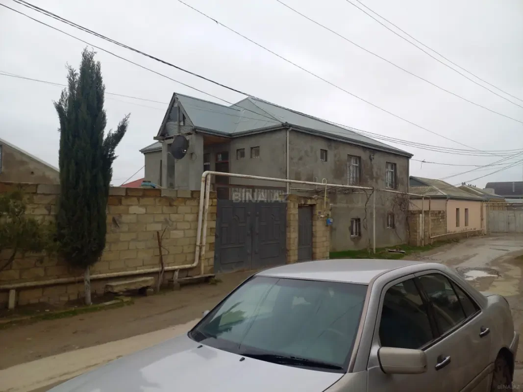 Satılır 9 otaqlı həyət evi 215 m²